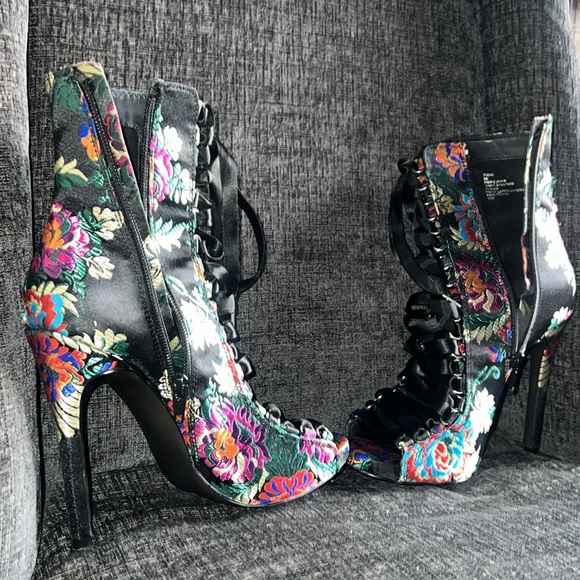 Stiletto Boot!! These are RARE! Worn once! EXCELLENT CONDITION! - Picture 6 of 7